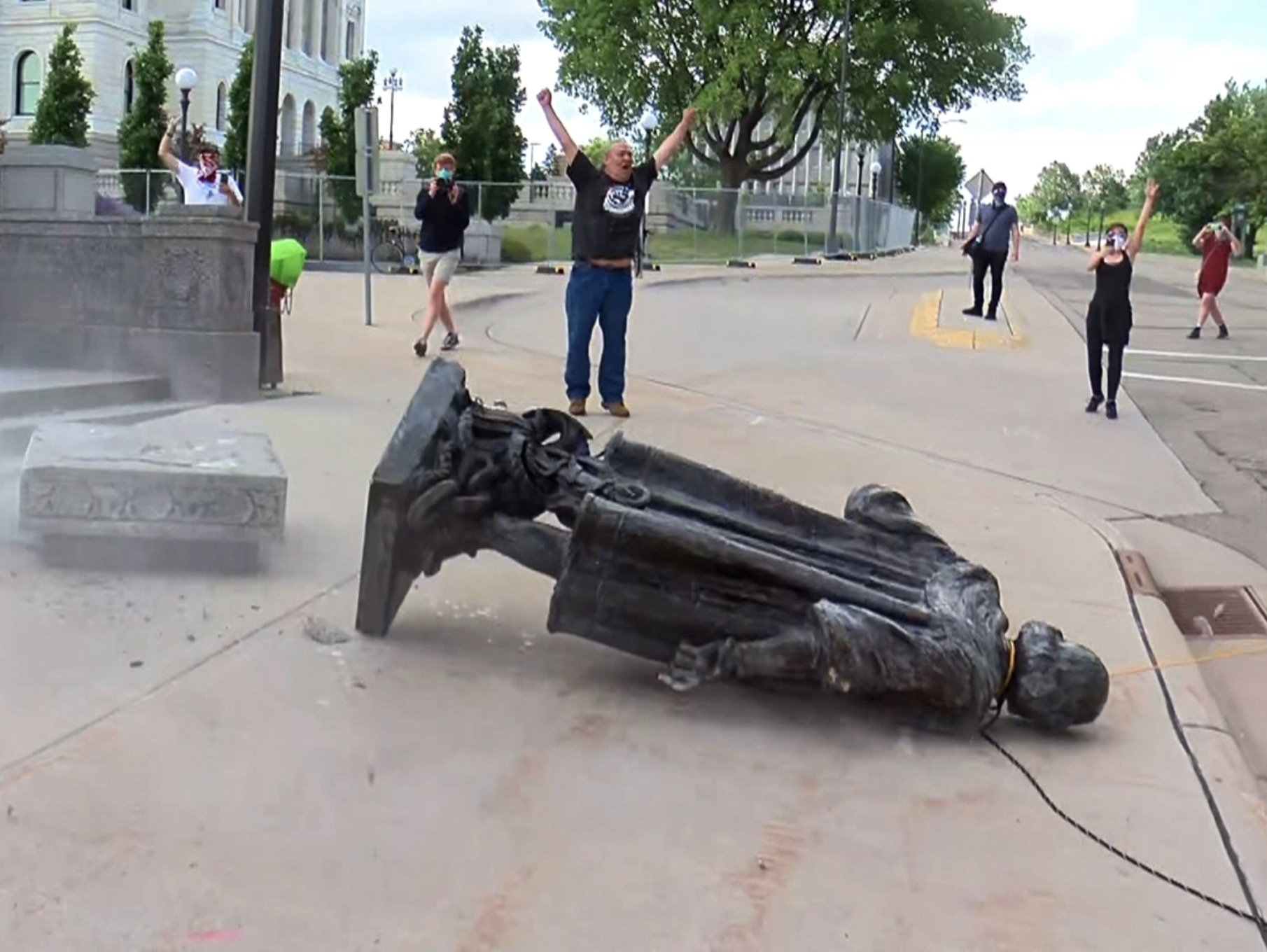 памятник ленину на бессарабской площади в киеве 2013. ломают памятники. ломают памятники. ленин памятники сносят памятники?. памятник сорокину липецк.